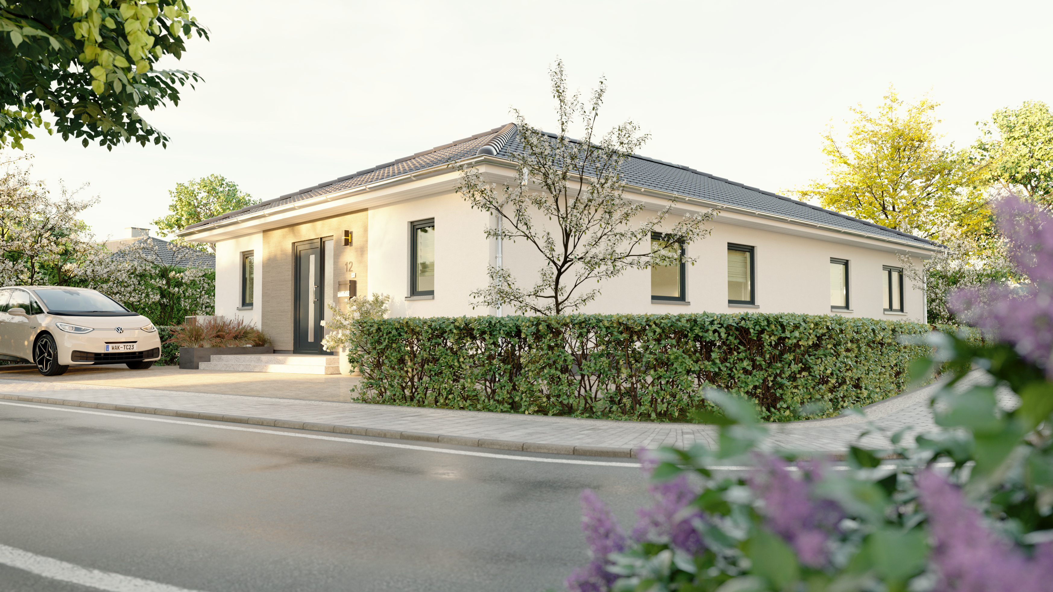 Sicher gebaut für Generationen Weitwinkelaufnahme des ERA 131 von der Straße aus mit Blick auf den massiven Eingangsbereich und die Haustür