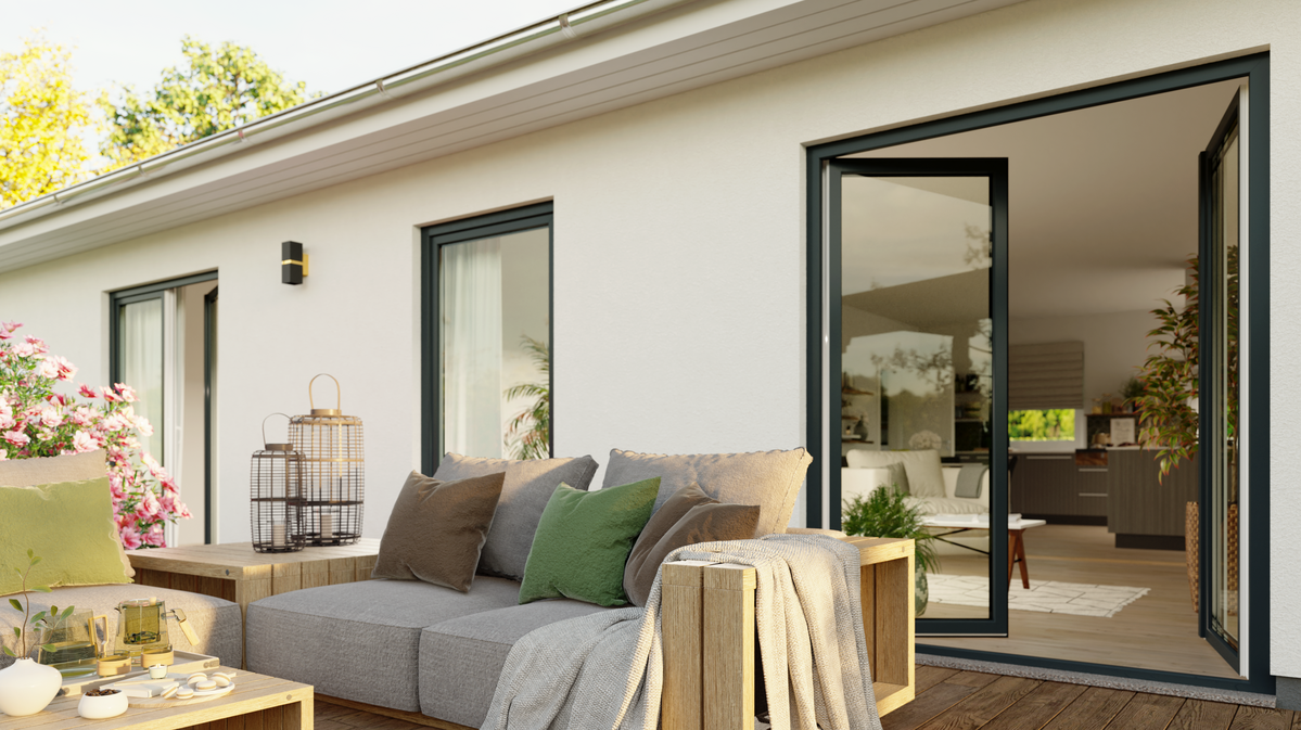 Ext_Aktionshaus_Bungalow_Era_131_Fokus_Terrasse Terrasse des ERA 131 mit Blick auf den offenen Wohnbereich – modernes Wohnambiente trifft auf stilvolle Gestaltung