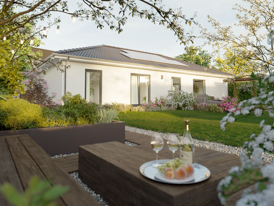 Wohnkomfort mit Gartenblick Rückansicht des ERA 131 mit Terrasse, Gartenmöbeln und bodentiefen Fenstern – moderner Bungalow im Grünen